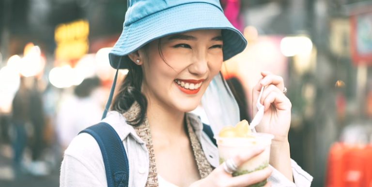 中国人女性「英語圏で恥ずかしいことをしたら日本語で『すみません』」「道路を渡るときは『We are Japanese（我々は日本人だ）』と叫ぶ」