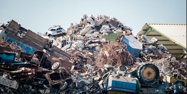 住宅街 私有地の“ゴミ山”に、所有者「これはアートだ」