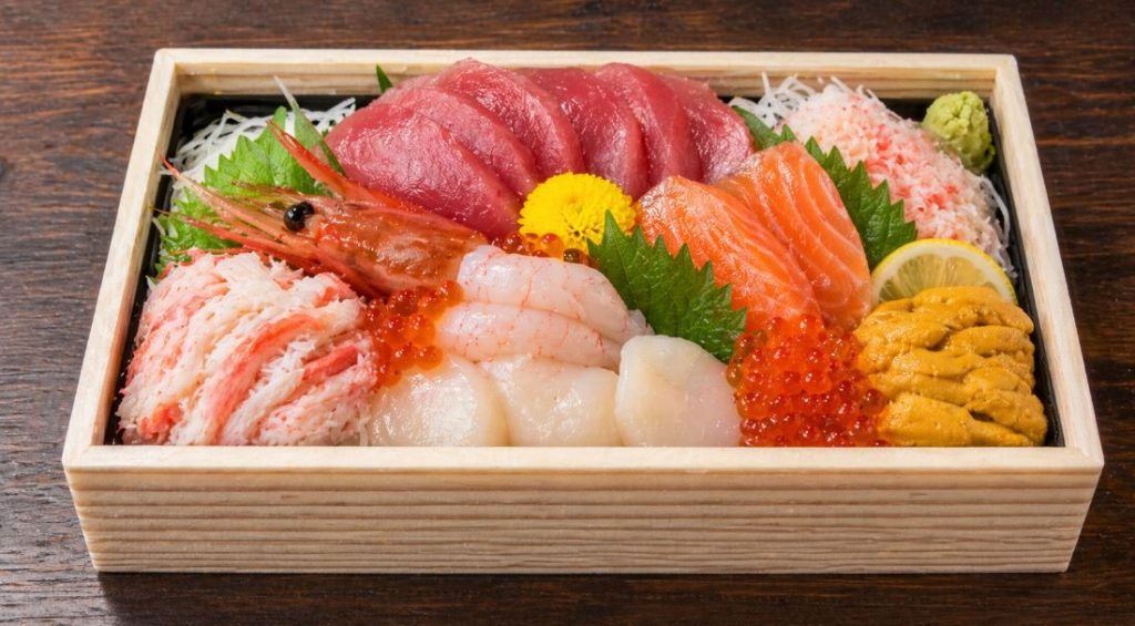 Report coverage: 【話題】「すごいボリュームの海鮮丼!これで1500円は安い!」→ 嘘みたいな“上げ底”が判明…