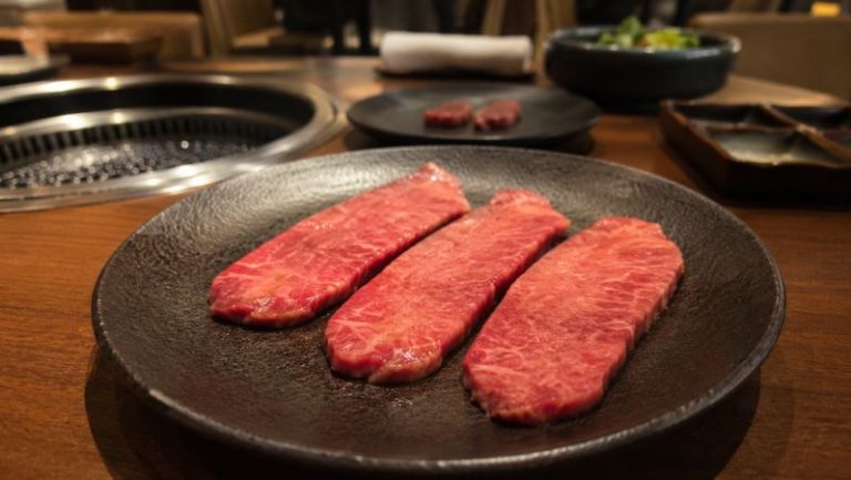【話題】一人焼肉中、隣の韓国人男性が翻訳画面で「お腹いっぱいです。もしよかったら、このお肉食べてください」→会話が広がり「国籍なんて本当に関係ない」