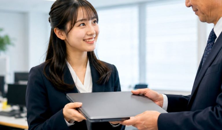 【悲報】新卒女性のパソコンを修理してあげた男性、自分が“バイ菌”であることに気付かされる…