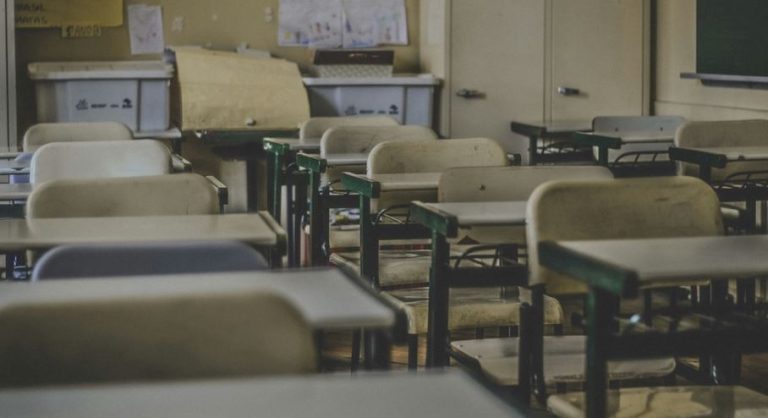 薬剤師「私が小学校の時、親が自衛隊だった友人2人が、突然ホームルームで立たされ「この子達の親は海外に人を殺しに行くんです」「反省して立ってなさい」とホームルームで立たされて、授業受けさせられてました…」