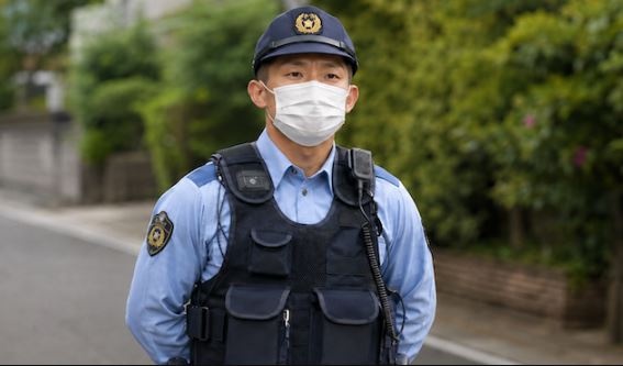 【動画】総合格闘家・堀口恭司すぎる警察官が話題！『笑い方似てるw』『マジで双子レベル』